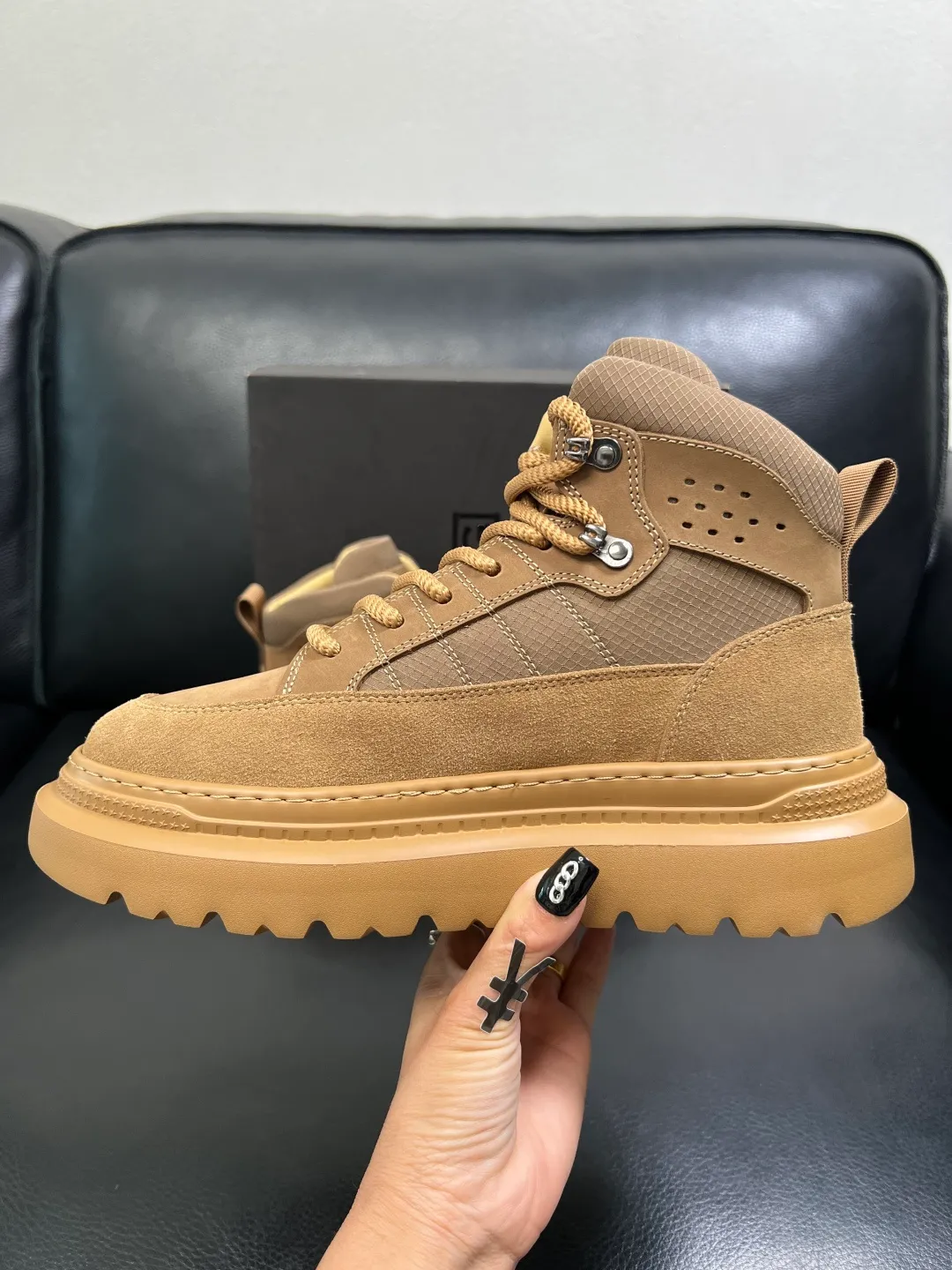 Men's men's shoes 💰740 UGG High-quality top crafts. Original configuration is available at the counter simultaneously. Original cowhide fabric imported from Italy, high-quality splicing technology, fully imported lambswool lining. Sole: Original sole is specially provided by the original factory and is super comfortable. Original factory and single goods are welcome to compare. Size 39-44